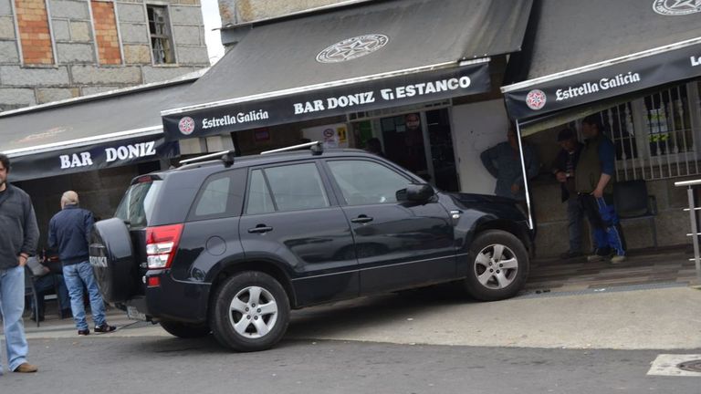 El vehículo invadió el espacio reservado para la terraza