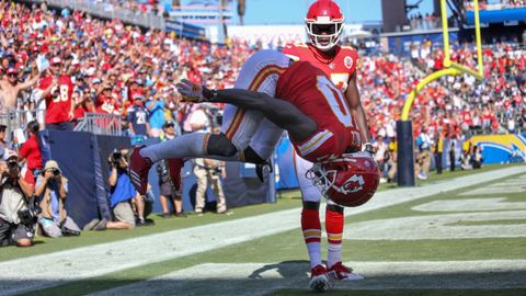 Un jugador del Kansas City Chiefs celebra un tanto realizando una acrobacia
