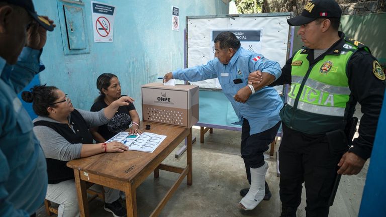 El recuento se complica en Perú en medio del caos por la mala organización de las elecciones