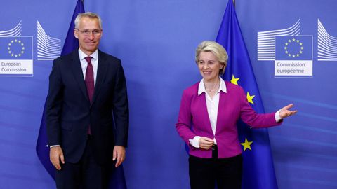 La presidenta de la Comisión Europea, Ursula von der Leyen, este lunes, durante un encuentro con el secretario general de la OTAN, Jens Stoltenberg