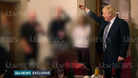 Boris Johnson levantando su copa en Downing Street el 13 de noviembre de 2020, en una de las fotos publicadas por la cadena  británica ITV