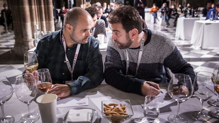 Alfonso Torrente, a la derecha, con Roberto Santana en el concurso de cata de Vila Viniteca
