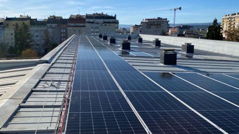 Paneles fotovoltaicos instalados en el tejado del hospital de Monforte