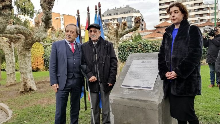 Wenceslao López; Vicente García, superviviente del campo de concentración de Mauthausen y Cristina Pontón
