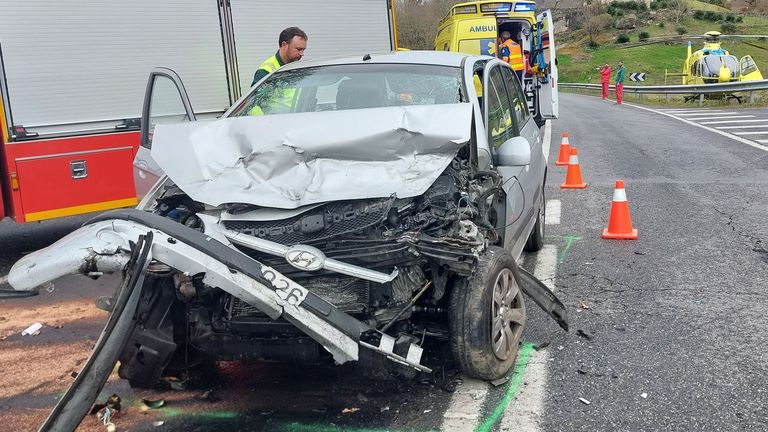 Estado en el que quedó uno de los vehículos tras la colisión frontal en San Amaro.