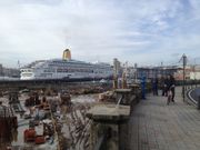 El crucero, atracado en el muelle de Trasatl�nticos