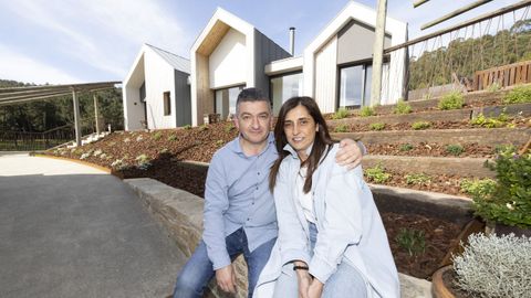 Exteriores. Rafa Varela y Silvia Facal, con las cabañas de fondo. Apuestan por desestacionalizar la Costa da Morte con cocina y estancias preparadas para el invierno, y por dar a conocer esta más allá de Fisterra, dicen: «Un non ten que centrarse na súa localización para conseguir que os que nos visitan boten na zona máis días. Unha cousa atrae á outra». Así, visitarán Laxe, Cabana, Malpica..