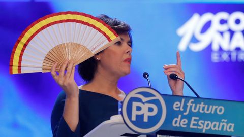Soraya Sáenz de Santamaría ha sacado el abanico que tanto ha utilizado como símbolo en esta campaña. 