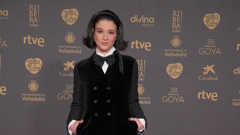 La actriz de la serie «Sagrada Familia», Carla Campra, posa con su look gótico 