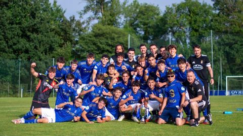 Los jugadores del Liga Nacional del Oviedo celebran el t�tulo liguero