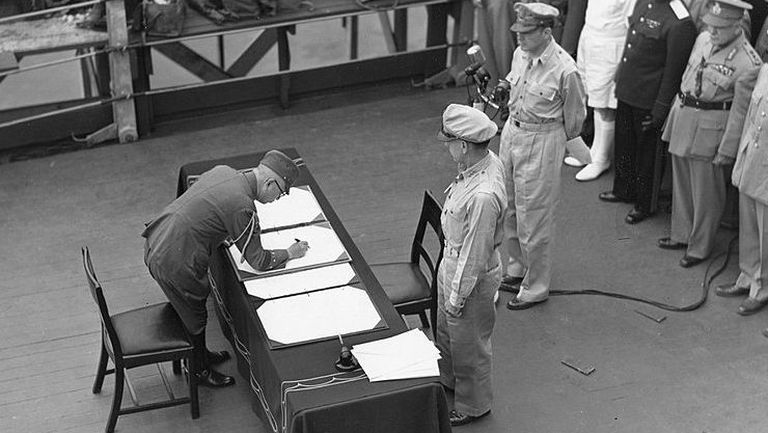 La Voz ante el fin de la Segunda Guerra Mundial: Mac Arthur desfilaba en Tokio y España brindaba con champán «Invicto»
