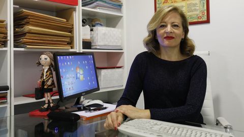 Alejandra Fernndez en su despacho en la ciudad de Ourense