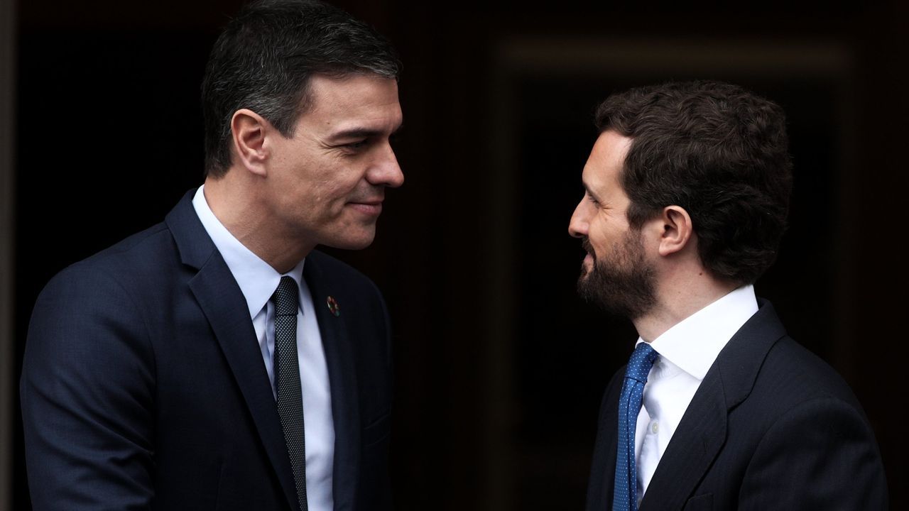 Terrazas llenas en el primer d�a de la primavera gallega.El presidente Pedro S�nchez y el l�der de la oposici�n, Pablo Casado, en una reuni�n en la Moncloa