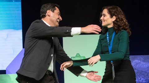 El presidente de la Junta, Juan Manuel Moreno Bonilla y la presidenta de la Comunidad de Madrid, Isabel Daz Ayuso se saludan durante el congreso autonmico del PP andaluz