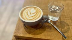 El caf頫flat white de Pionero Coffee, en Oviedo, se sirve en taza pequea.