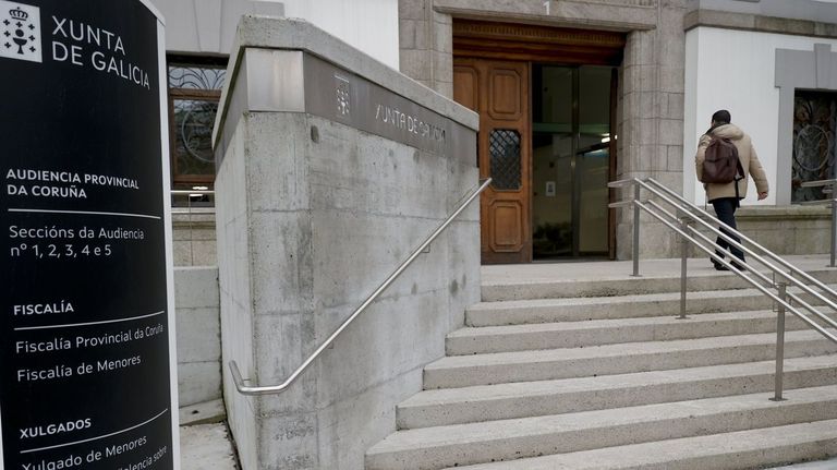 Entrada de la Audiencia Provincial de A Coruña.