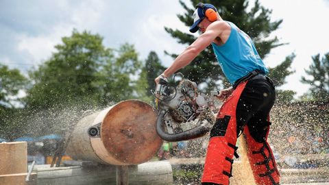 Expertos cortadores de troncos de todo el mundo se dan cita para mostrar sus habilidades en Wisconsin