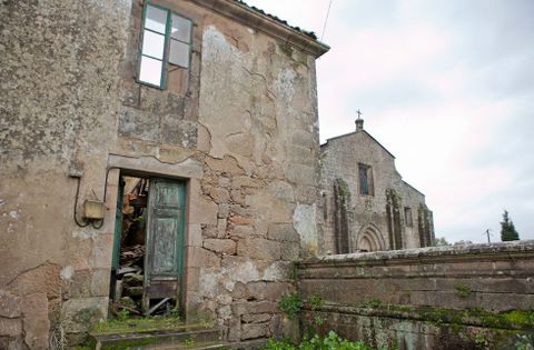 La antigua casa de los capellanes de Iria presenta un estado de ruina total desde hace aos. 