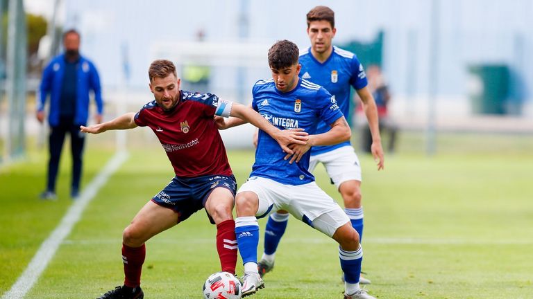Meléndez, con Amez detrás, disputa un balón durante el Vetusta-Pontevedra