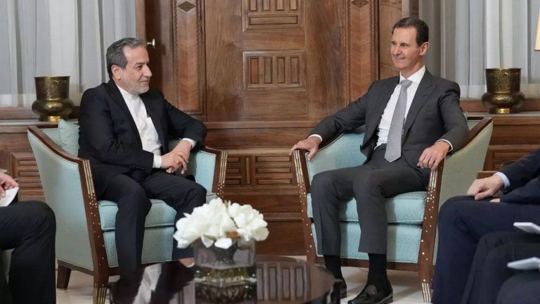 El ministro de Exteriores iraní, Abás Araqchi (a la izquierda), reunido con Bachar al Asad.
