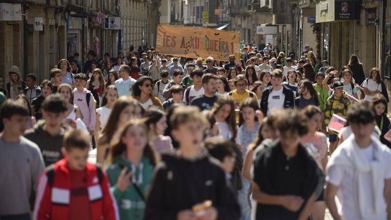 Centos de nenos berran en Pontevedra «Co galego no corazón facemos revolución»