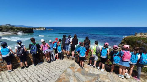 Un grupo de escolares gallegos haciendo el Camino del Mar el pasado verano, a la altura de Viveiro.