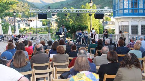 As Letras en Ourense.Actores e msicos de Valdeorras participaron na Festa das Letras do Barco