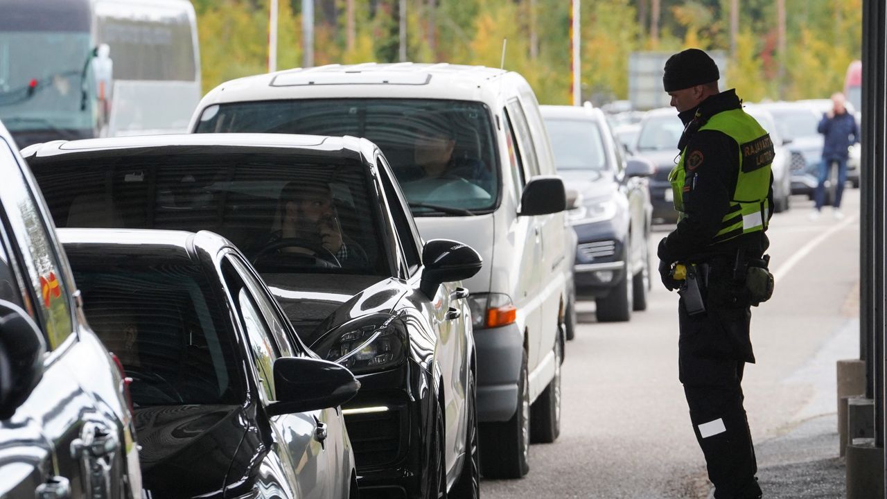 Un guardia fronterizo finlandés controla el acceso de ciudadanos rusos en la localidad de Vaalimaa.
