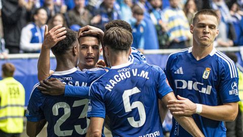Los jugadores del Oviedo celebran el 1-0 de Seoane al Cdiz