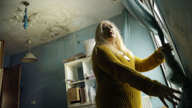 El calvario de vivir en cuatro edificios con humedades en el barrio coruñés de Novo Mesoiro: «Salen gusanos de las paredes»