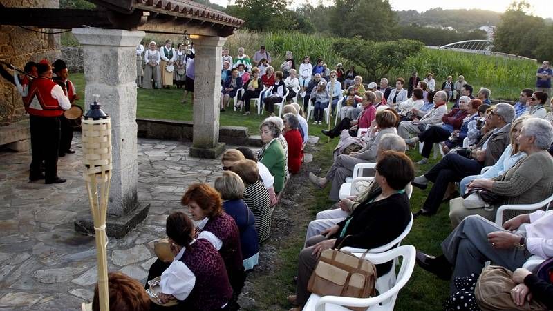 Algunos coches aparcaban con las cuatro ruedas en la acera