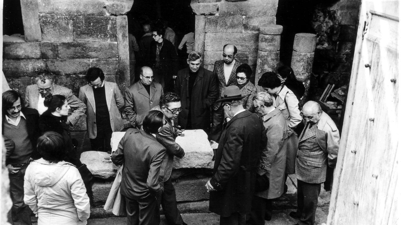 Corina Alfonso, coordinadora de braille de la ONCE en Galicia y actriz.Visita a Santa Eulalia de B�veda de los especialistas que participaron en el coloquio internacional de arqueolog�a en el Bimilenario de Lugo, en abril de 1976