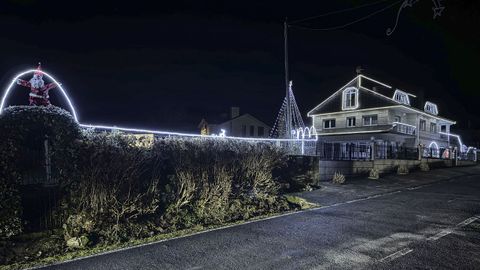 Luces de Navidad en una de las casas de la parroquia de Cameixa (Boborás)