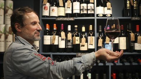 Xabi Ra, un hostelero que encaden locales de xito en Santiago, mont en el 2018 una tienda de vinos gourmet en el Preguntoiro y, este ao, el bar Vio en Mazarelos. Para m lo importante de un vino es que te lleve adonde est elaborado, que sea autntico, destaca