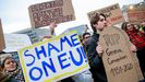 Más de un centenar de personas han protestado contra la política migratoria ante la sede del Consejo Europeo