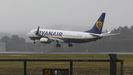 Avión de Ryanair aterrizando en el aeropuerto de Lavacolla