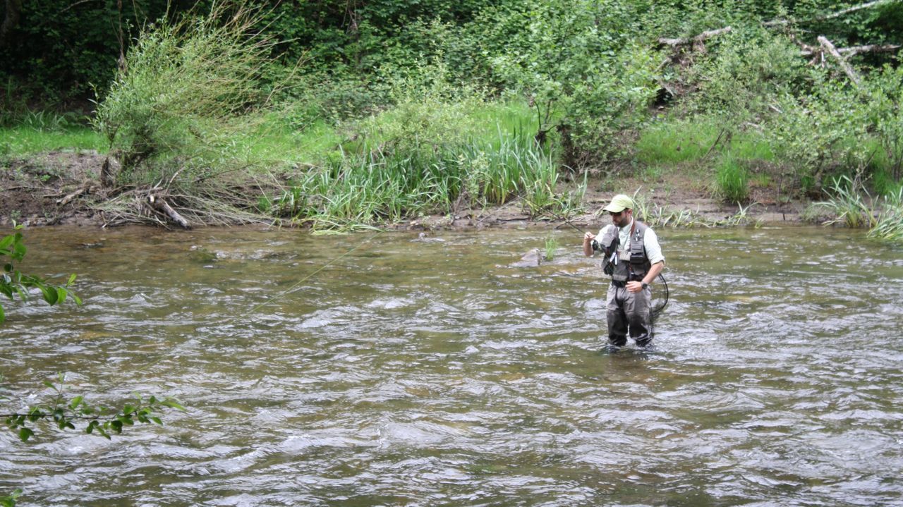 Kitesurf en A Illa.Embarcaciones de marisqueo trabajando agrupadas en Os Lombos do Ulla