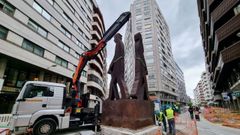 Retiran la escultura de los Ramones en el centro de Ourense