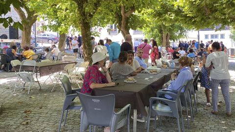 La Plaza de Santa Mariña acogió la comida popular del evento Camiñografías, en Sarria. 