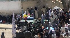 Grupos de personas se congregan en la frontera entre Afganistn y Pakistn