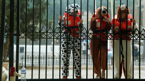 Tres miembros de la tripulacin de los barcos de rescate de Lifeline, Sea-Watch 3 y Seefuchs, disfrazados de perro, participan en una protesta frente a los Tribunales de Justicia en Malta. 