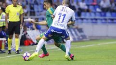 Iñaky disputa un balón ante el Cádiz