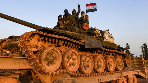 Soldados sirios pasan por Manbij, antigua base de las tropas de EE.UU.