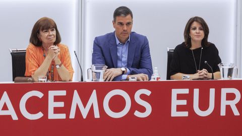Pedro Sánchez junto a la presidenta del PSOE, Cristina Narbona (izq) y la ex vicesecretaria general, Adriana Lastra.