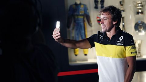 El piloto Fernando Alonso este miércoles en la grabación de un documental en el museo que tiene en el municipio asturiano de Llanera