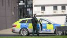 Un policía en el complejo deportivo de Omagh donde varios hombres dispararon a un agente.