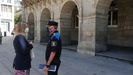Lara Méndez junto al inspector de la Policía Local de Lugo, Jesus Piñeiro, frente al Concello