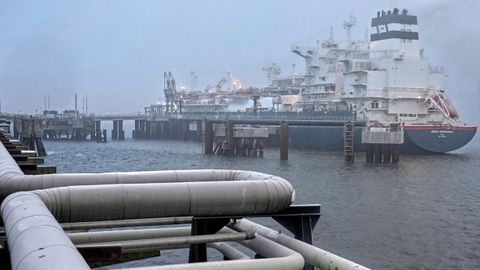 Primera terminal flotante de Alemania para la recepción de buques cargados de gas natural licuado