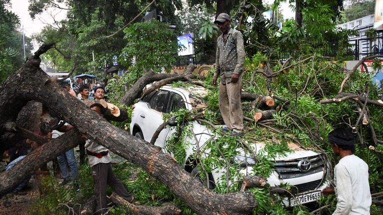 Las tormentas de Uttar Pradesh, en India, dejan 117 los muertos y 79 heridos