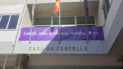 Pancarta colgada de Alcaldía del Concello de Carballo